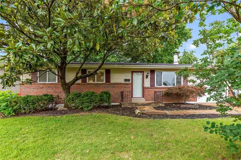 2775 Robert Dr, Florissant, MO 63031