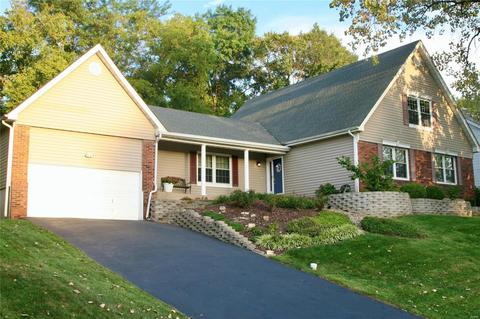 824 Orpington Ct, Des Peres, MO 63131