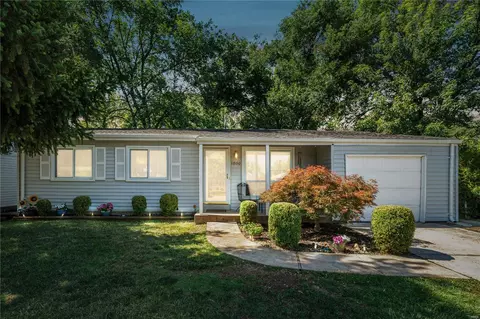 11990 Brookmont Dr, Maryland Heights, MO 63043