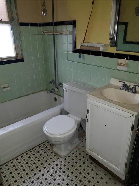8211 Paramount Dr, Saint Louis, MO 63132 photo 5