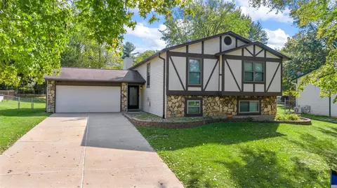 18 Great Lakes Dr, Saint Peters, MO 63376
