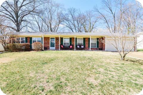 725 Gascogne Dr, Creve Coeur, MO 63141