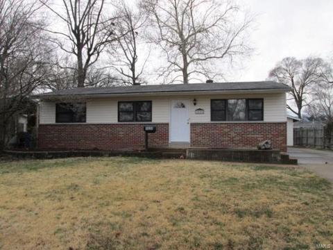1020 Manresa Ln, Florissant, MO 63031