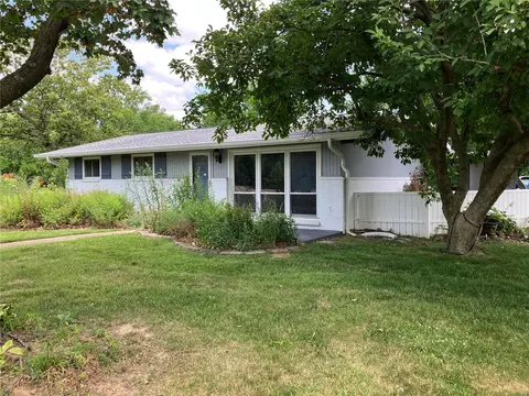 11 Deerfield Ln, Saint Louis, MO 63146