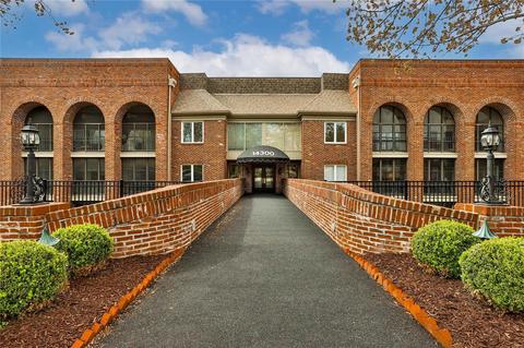 14300 Conway Meadows Ct E #201, Chesterfield, MO 63017