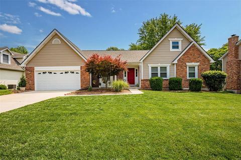 625 Woodhill Estates Dr, Ellisville, MO 63021