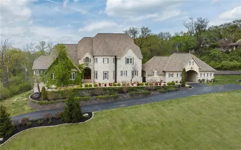 303 Ladue Woods Ct, Creve Coeur, MO 63141