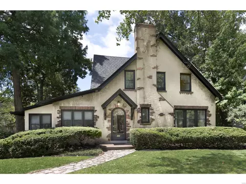 445 Carswold Dr, Saint Louis, MO 63105