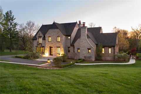 44 Overhills Dr, Saint Louis, MO 63124