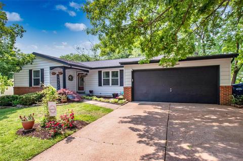 1218 Green Knoll Dr, Fenton, MO 63026