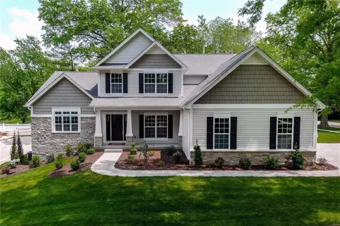 602 Rue De Fleur Dr, Creve Coeur, MO 63141