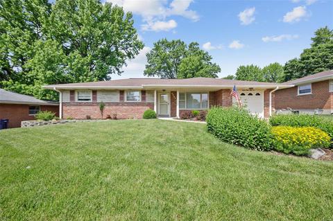 8851 Manda Ln, Saint Louis, MO 63126