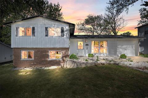 3221 Bristol Hall Dr, Bridgeton, MO 63044