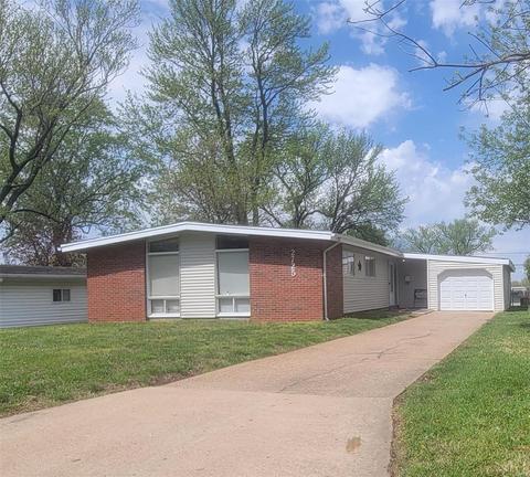 2725 Countryside Dr, Florissant, MO 63033
