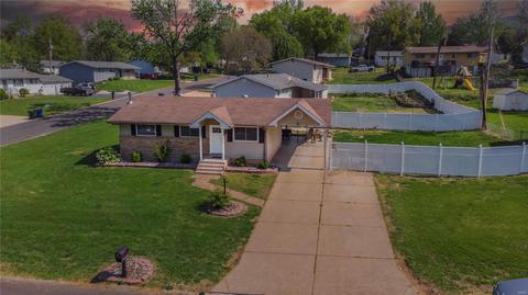 615 Aqua Ridge Dr, Saint Louis, MO 63129