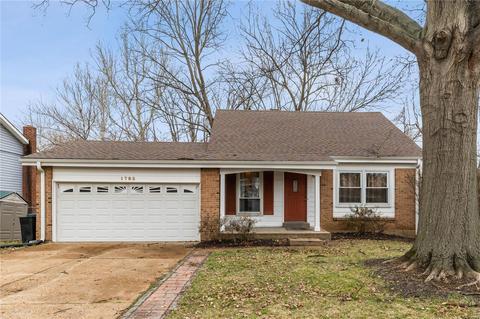 1782 Roth Hill Dr, Maryland Heights, MO 63043