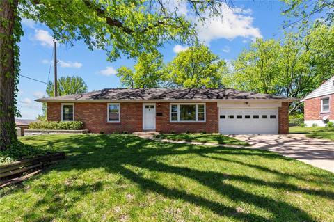 9 Leicester Ln, Saint Louis, MO 63135