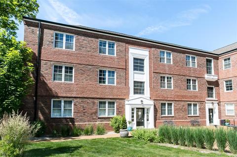 925 S Hanley Rd #C, Saint Louis, MO 63105