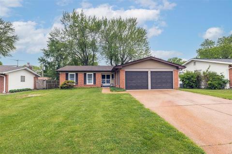 740 Coach Light Ln, Hazelwood, MO 63042