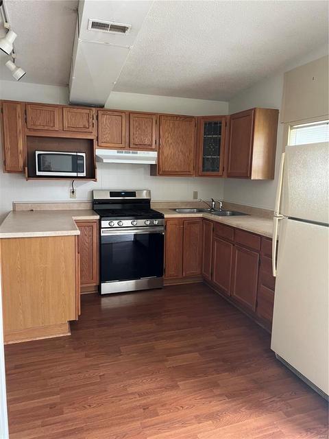 2474 Creve Coeur Mill Rd, Maryland Heights, MO 63043