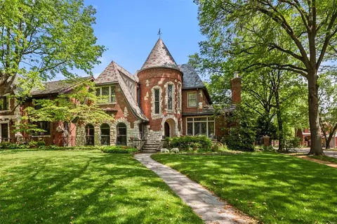 3903 Holly Hills Blvd, Saint Louis, MO 63116