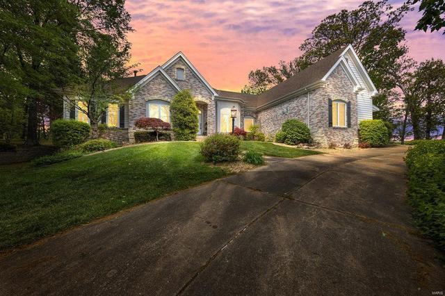 401 Charlemagne Dr, Lake Saint Louis, MO 63367