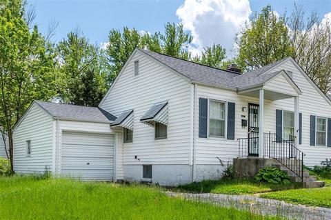 10226 Shamrock Ln, Saint Ann, MO 63074