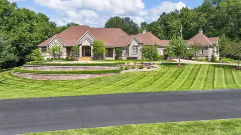 1000 Stonecastle Dr, O'fallon, MO 63366 photo 2