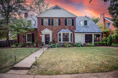 483 Edgewood Dr, Clayton, MO 63105