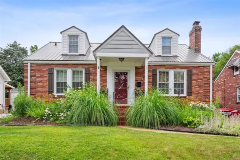 9123 Wayne Dr, Saint Louis, MO 63123