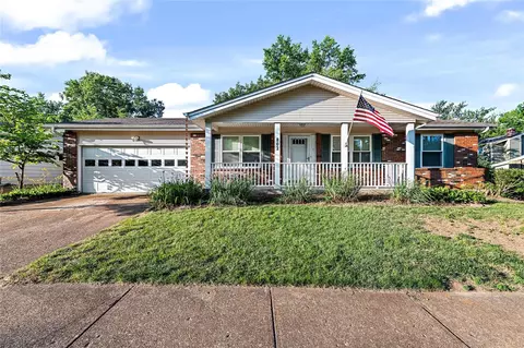 802 Wild Hickory Ln, Manchester, MO 63021