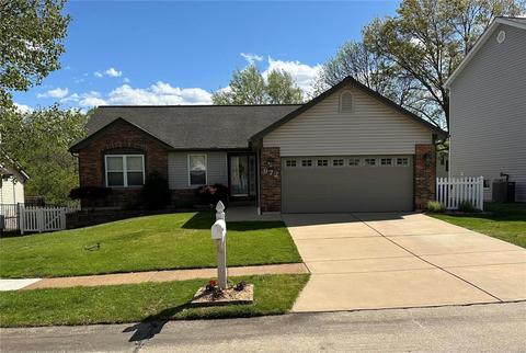 972 Oakwood Farms Ln, Ballwin, MO 63021
