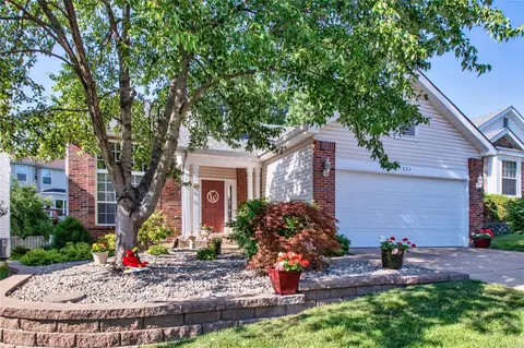 923 Oak Knoll Manor Dr, Saint Louis, MO 63119