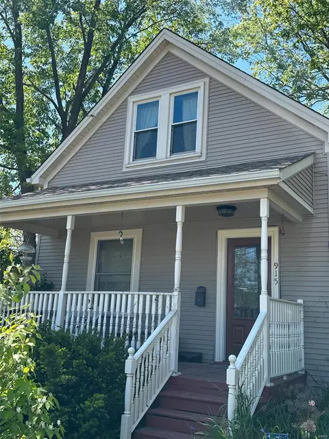 915 S Benton Ave, Saint Charles, MO 63301