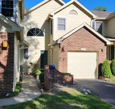 3154 Autumn Trace Dr, Maryland Heights, MO 63043