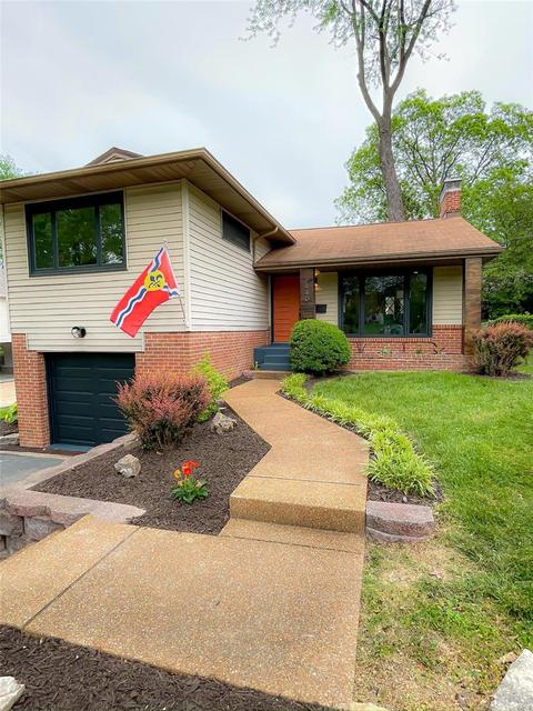 940 N Geyer Rd, Kirkwood, MO 63122