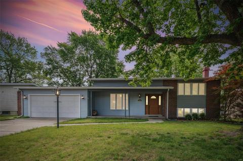 2700 Radcliffe Dr, Florissant, MO 63031