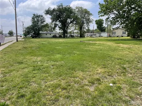 1300 Edwardsville Rd, Wood River, IL 62095
