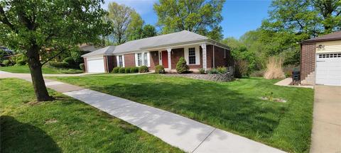 2249 Centeroyal Dr, Des Peres, MO 63131