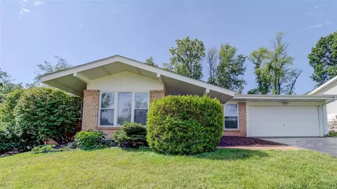 11232 Trieste Dr, Saint Louis, MO 63146