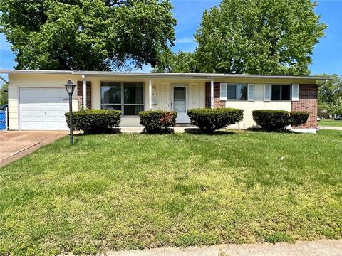 2015 Loveland Dr, Florissant, MO 63031