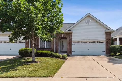 8930 Hilltop Manor Dr, Saint Louis, MO 63132