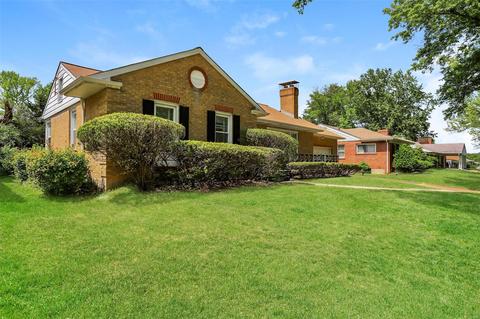 935 Jeanerette Dr, Saint Louis, MO 63130