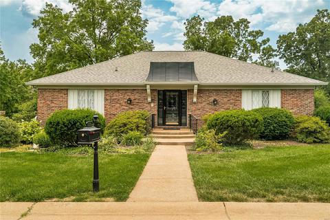 11948 Country Club Dr, Crystal Lake Park, MO 63131