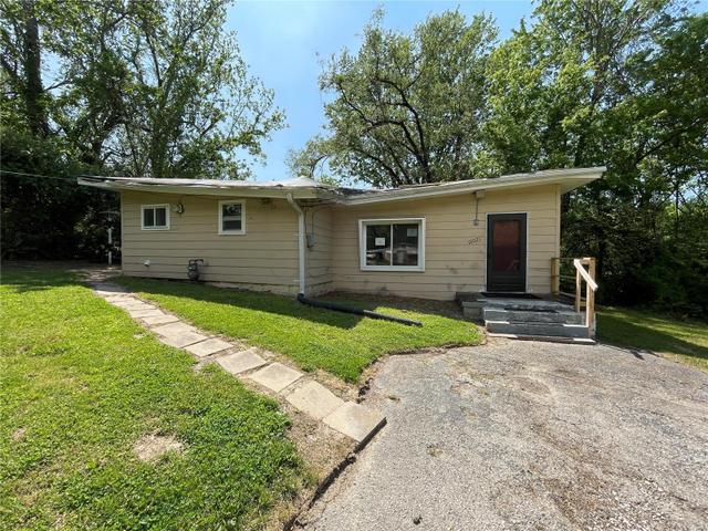 10021 Green Valley Dr, Saint Louis, MO 63136