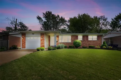 465 Ryan Dr, Florissant, MO 63031