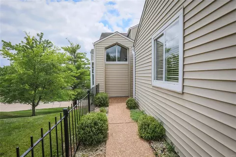 1758 Highview Circle Ct, Ballwin, MO 63021 photo 2