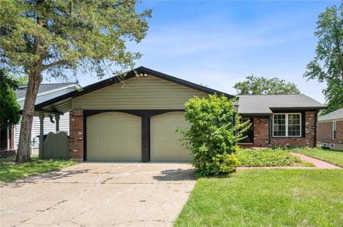 3540 Greenway Chase Dr, Florissant, MO 63031