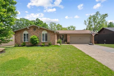 32 San Carlos Dr, Saint Charles, MO 63303