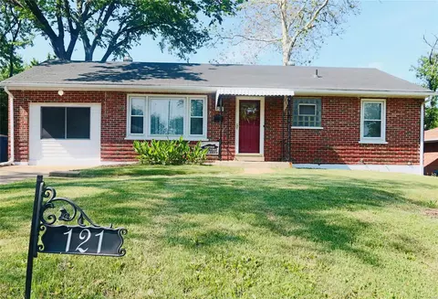121 Hawkesbury Dr, Saint Louis, MO 63121